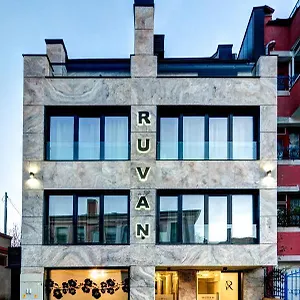 https://hotel-burgas-8000-94.sozopol-hotels.com