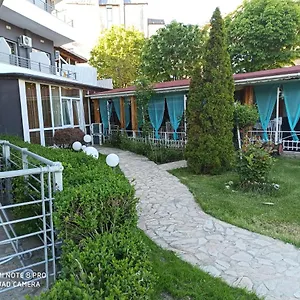 Danita & Diva Restaurant Bbq&pool Bar דירה